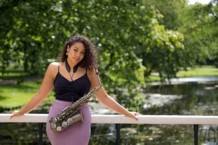 Saxofonist Romana de Meneges artiestenbureau Erwin Bakkum