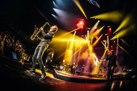 Artiestenbureau Erwin Bakkum met saxofonist Gijs van Oosterhout op podium